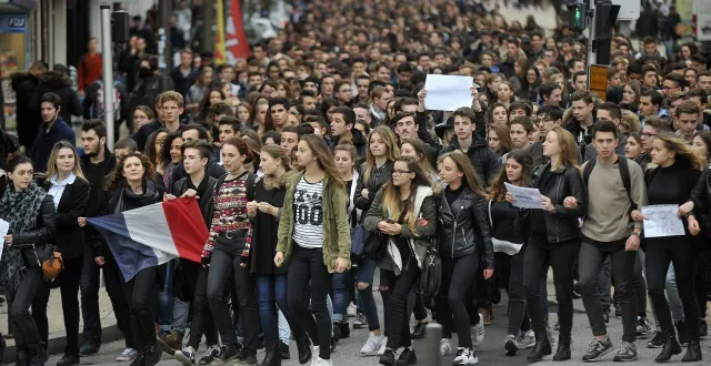 photo  le lundi 16 novembre 2015, quelque 3 000 jeunes ont marché en silence pour rendre hommage aux victimes des attentats de paris.  &copy;  photo archives le maine libre denis lambert 
