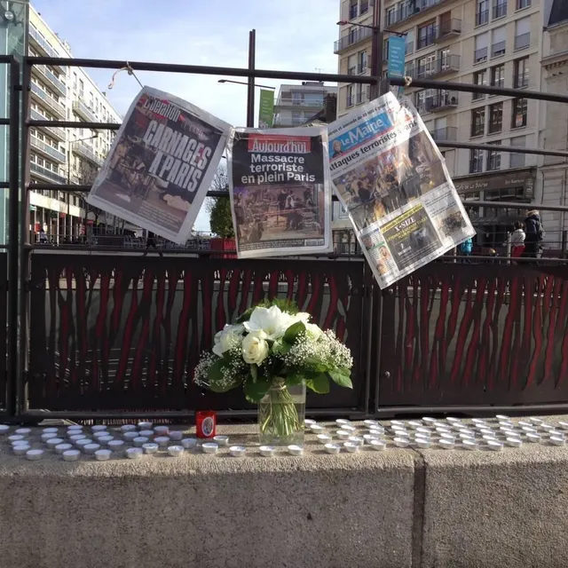 photo spontanément, un manceau a accroché les unes de trois journaux place de la république. fleurs et bougies y ont été déposées par la suite.  ©  photo archives le maine libre
