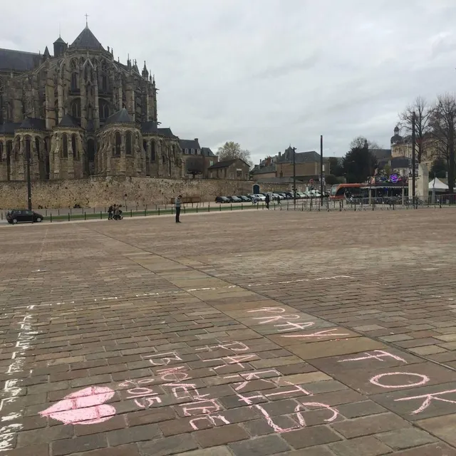 photo place des jacobins, des messages colorés ont été inscrits à la craie.  ©  photo archives le maine libre