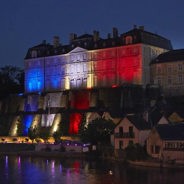 photo le château de sablé-sur-sarthe en bleu blanc rouge  ©  photo archives le maine libre