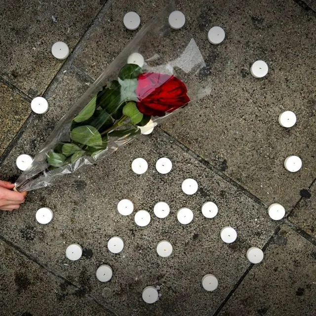 photo de nombreux messages d’hommage et de paix ont été déposés place de la république.  ©  photo archives le maine libre denis lambert