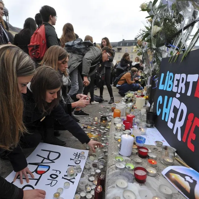 photo de nombreux messages d’hommage et de paix ont été déposés place de la république.  ©  photo archives le maine libre denis lambert