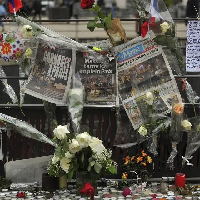 photo de nombreux messages d’hommage et de paix ont été déposés place de la république.  ©  photo archives le maine libre denis lambert
