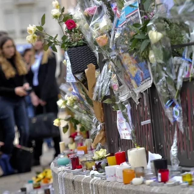 photo de nombreux messages d’hommage et de paix ont été déposés place de la république.  ©  photo archives le maine libre denis lambert