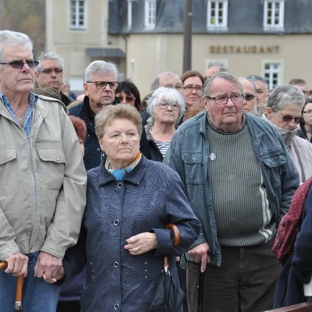 photo à la flèche, près de 500 personnes ont rendu hommage aux victimes des attaques à paris.  ©  archives