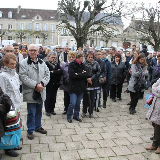 photo à mamers, les habitants se sont rassemblés pour la minute de silence en hommage aux victimes.  ©  photo archives le maine libre