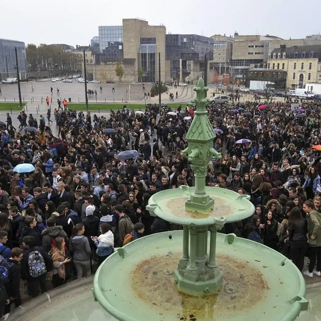 photo place du jet-d’eau, les lycéens avaient entonné la marseillaise d’une seule voix.  ©  photo archives le maine libre denis lambert