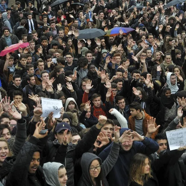 photo le lundi 16 novembre 2015, quelque 3 000 jeunes ont marché en silence pour rendre hommage aux victimes des attentats de paris.  ©  photo archives le maine libre denis lambert