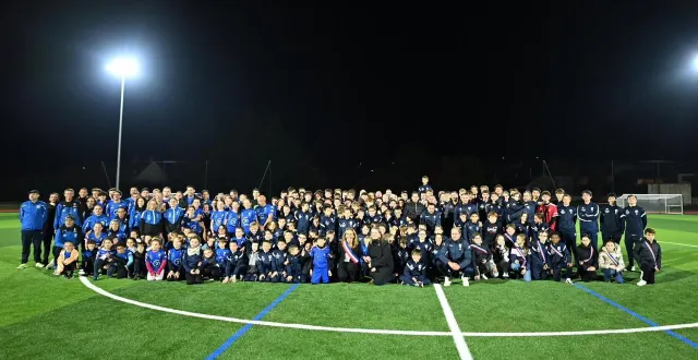 photo  aux côtés d’aurélia dupont, adjointe aux associations, la maire marie-laure plèver s’élance sur la pelouse fraîchement rénovée du stade nonna-debonne, partageant avec les sportifs la joie de fouler ce terrain tant attendu.  &copy;  ml 