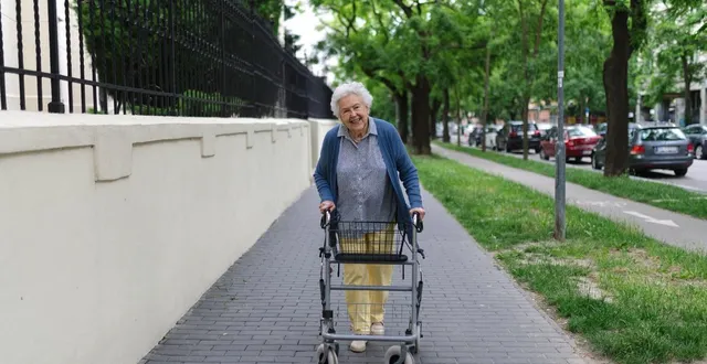 photo  une femme âgée marche dans une rue en slovaquie, avec un déambulateur, en allant faire ses courses au magasin.  &copy;  photo : getty images / halfpoint 