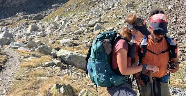 photo  suzel et matéo en pleine montagne, leurs sacs à dos contenant entre 12 et 20 kg de charge.  &copy;  par monts et par soi 
