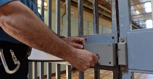 photo  l’homme a été maintenu en détention.  &copy;  co - josselin clair 