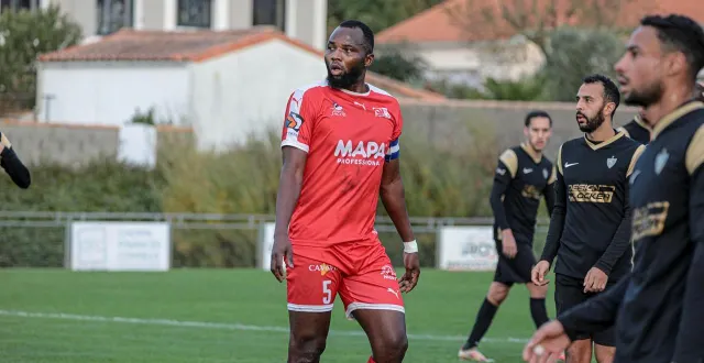 photo  victime d’une fracture du tibia en octobre 2025 qui l’éloigne des pelouses, djiman koukou reste très impliqué en tant qu’éducateur.  &copy;  co – jordan magneron 