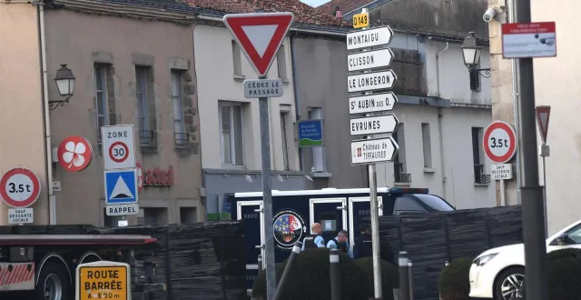 photo  mortagne-sur-sèvre (vendée), jeudi 13 novembre 2025. la reconstitution du meurtre du 13 mai 2024 se fait dans la plus grande discrétion, des panneaux occultants ont été posés à l’entrée de la rue nationale.  &copy;  co - etienne lizambard 