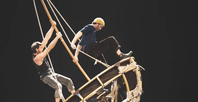 photo  le spectacle a contre vent, présenté par la cie 3 x rien, formée par deux frères jumeaux, le jeudi 4 décembre à 19 h 30 au palais des congrès.  &copy;  erwan le coniat 