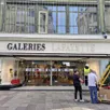 photo  les lettres de l’enseigne sont enlevées une à une aux trois entrées du magasin. 