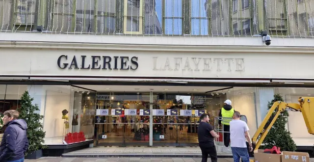 photo  les lettres de l’enseigne sont enlevées une à une aux trois entrées du magasin.  &copy;  le maine libre 