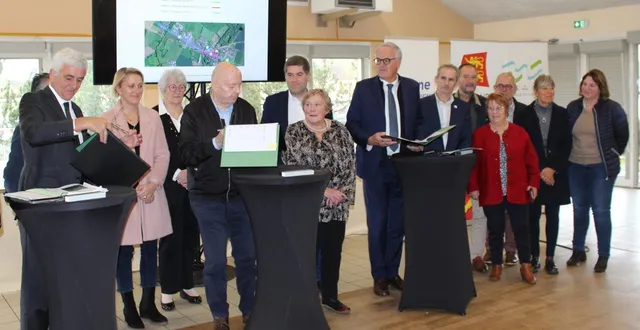 photo  lors du paraphe des trois parties prenantes au contrat de territoire des sources de l’orne.  &copy;  ouest-france. 