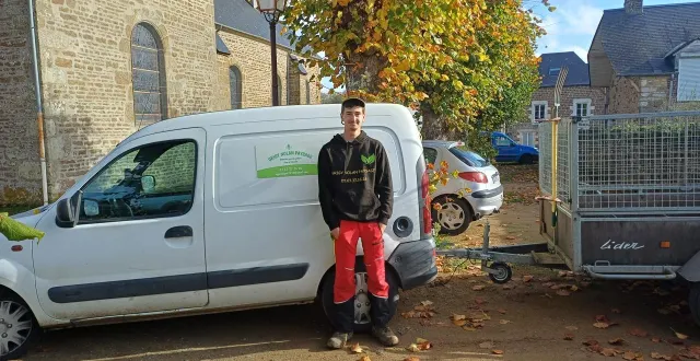 photo  nolan grigy, 20 ans, originaire et habitant putanges, a créé son entreprise de services à la personne en espaces verts, en juin 2024, il dresse un premier bilan après une année d’exercice.  &copy;  ouest-france 