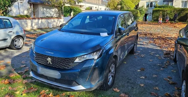 photo  dans le quartier du bois du roy à avrillé, le pneu avant gauche de la voiture de société de mathieu a été volontairement dégonflé par un activiste anti-suv dans la nuit de lundi 10 à mardi 11 novembre.  &copy;  photo remise 