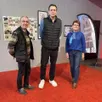 photo  vincent thibault (au centre), le directeur du cinéma confluences, aux côtés de denis freslon et elisabeth niveau de l’association parcé découverte et patrimoine qui ont installé une exposition sur marcel pagnol dans le hall du cinéma. 
