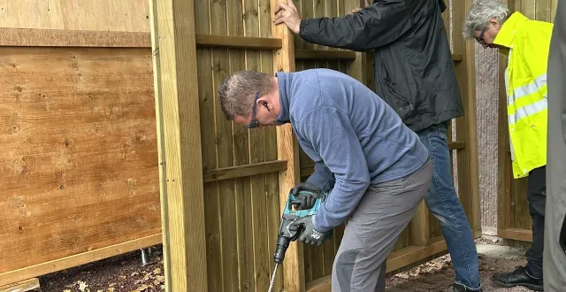 photo  jeudi 13 novembre 2025, les salariés de thermocoax et la recyclerie les fourmis vertes ont installé leur abri à vélos fait à base de matériaux recyclés sur le site de la roce-d’oëtre.  &copy;  ouest-france 