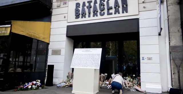 photo  un mémorial érigé devant le bataclan en hommage aux victimes des attentats du 13 novembre 2025.  &copy;  elsana adzemovic/hans lucas via afp 