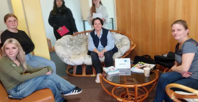 photo  à gauche quatre lycéennes et à droite deux intervenantes du service d’aide à domicile (una du bocage).  &copy;  ouest-france 