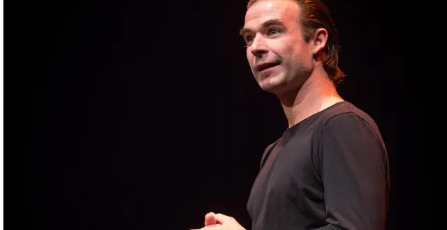 photo  nicolas devort joue une dizaine de rôles en une heure dans son spectacle « dans la peau de cyrano ».  &copy;  dominique chauvin 