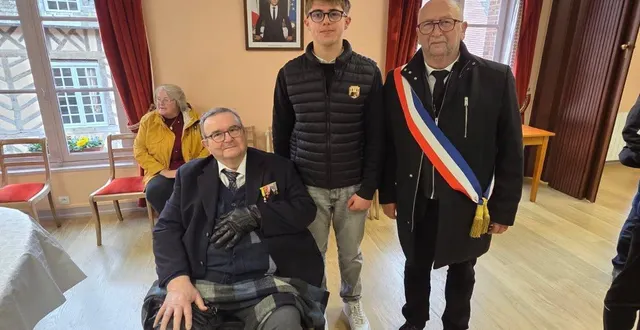 photo  gabin philippe a reçu l’insigne de porte-drapeau.  &copy;  ouest-france 