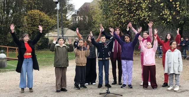 photo  « par la force des mots et la voix collective, ces jeunes nous rappellent que le souvenir vit lorsqu’il est transmis et partagé », a souligné le maire, philippe van hoorne.  &copy;  ouest-france 