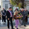 photo dépôt de gerbes au monument aux morts de la commune.
