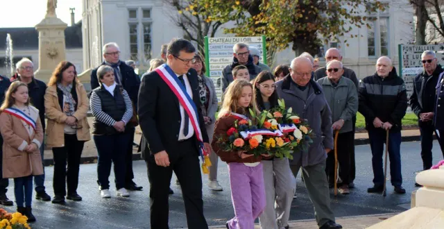 photo  dépôt de gerbes au monument aux morts de la commune.  &copy;  le maine libre 
