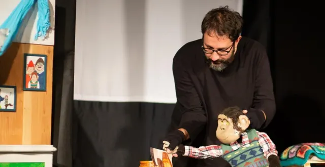 photo  la compagnie tête en l’air tient à valoriser l’art de la marionnette. marcel, le petit chimpanzé, trouve son inspiration dans l’univers d’anthony browne, auteur anglais.  &copy;  ouest-france 