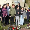 photo  des écoliers ont déposé les gerbes au monument aux morts. 