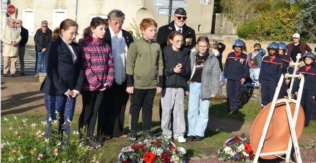 photo  des écoliers ont déposé les gerbes au monument aux morts.  &copy;  le maine libre 