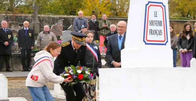 photo  recueillement au carré militaire du cimetière, où les habitants ont rendu hommage aux soldats tombés pour la france.  &copy;  le maine libre 