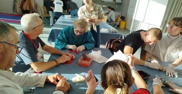 photo  un des ateliers proposés, la réalisation d’un porte-clés à base de la technique de la coquille d’œuf.  &copy;  le maine libre 