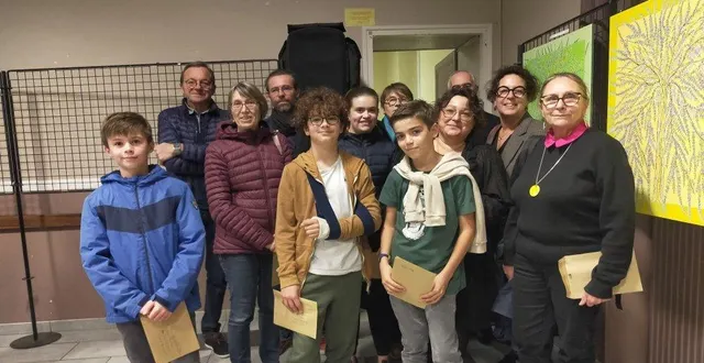 photo  les lauréats et les membres du jury lors de la clôture de la bohalle en art. yannick lecoq était invité d’honneur (derrière, deuxième en partant de la gauche).  &copy;  ouest-france 