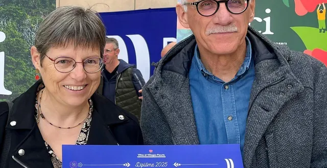 photo  véronique gaudichet et yves colliot se sont vu remettre le diplôme trois fleurs.  &copy;  villes et villages fleuris 