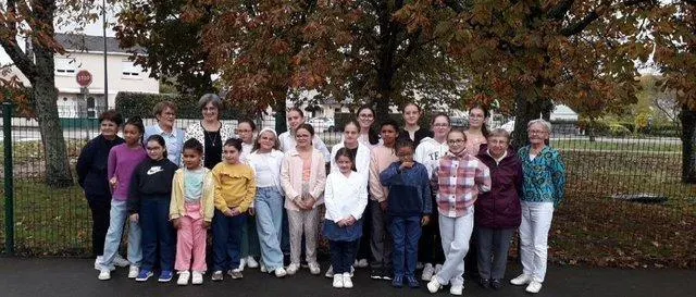 photo  un groupe des jeunes stagiaires en compagnie de leurs animatrices.  &copy;  ouest-france 
