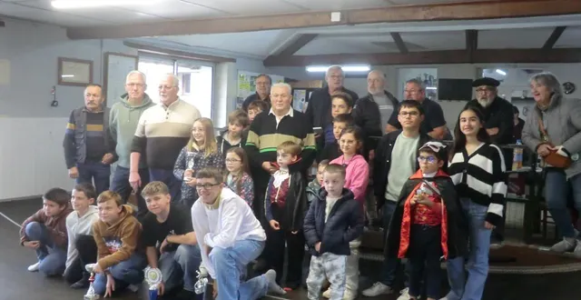 photo  vendredi 31 octobre avait lieu la finale du challenge des jeunes. à la société de boule du puits avard, ils ont encouragé les deux équipes finalistes composées d’un jeune et d’un habitant de gée : naël associé au président jean-louis rigault et morgan avec gérard thébault. après le score final 5 à 5, c’est le dernier coup des jeunes qui a départagé et näel (en bas à droite) remporte la finale. les deux élèves du collège molière ont reçu une coupe et tous les autres enfants ont été récompensés. « une belle finale avec les enfants qui départagent » ! a signifié raoul hamelin, trésorier à la société du bourg de gée. le but est d’attirer les jeunes à découvrir ce jeu de tradition.  &copy;  co 