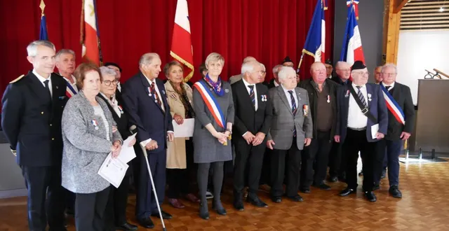 photo  lors de la cérémonie du 11 novembre à saint-sylvain-d’anjou, les récipiendaires de l’union nationale des combattants ont été mis à l’honneur en présence des élus : renée delalande, noëlle douane et josette dubois (médaille du mérite, argent), chantal béduneau (vermeil), guy daillère et lucien cottenceau (médaille du djebel, argent), christian poitevin et patrick chatelain (diplôme et médaille de soldat de france).  &copy;  co 