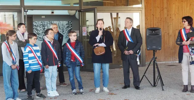 photo  après la cérémonie du 11 novembre, les élus ont accueilli éloïse, petite fille d’un ancien combattant de brain. son témoignage sur les réalitésde la guerre a été largement applaudi par les habitants.  &copy;  co 