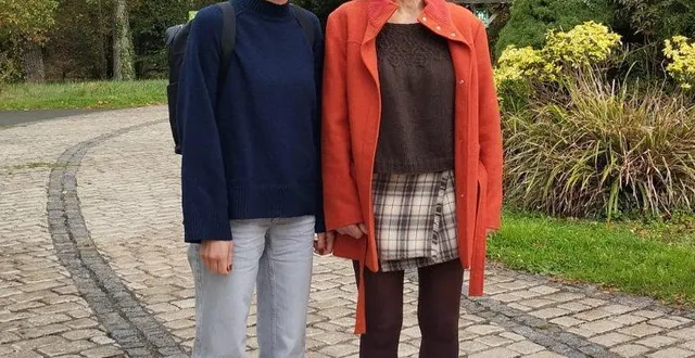photo  sibel sery, coordinatrice en santé publique et christelle cailleux, première adjointe, lors de la présentation  des ordonnances vertes devant l’hôtel de ville de mûrs-érigné.  &copy;  co 