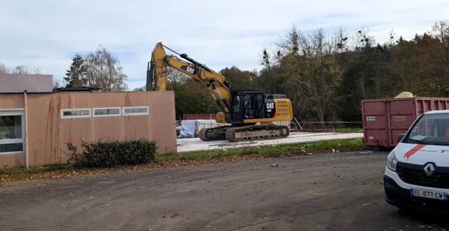 photo  l’entreprise en charge de la démolition de l’école maternelle est à la manœuvre.  &copy;  ouest-france 