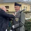 photo  le porte-drapeau gérard chartier décoré par le maire arnaud de calonne. 