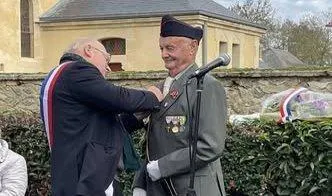 photo  le porte-drapeau gérard chartier décoré par le maire arnaud de calonne.  &copy;  ouest-france 