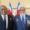 photo  raoul dossou (à gauche) a reçu sa médaille de la part d’octave luron, président des anciens combattants. 