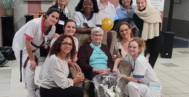 photo  odette artus bien entourée par la directrice à sa gauche et une partie de l’encadrement de l’établissement.  &copy;  le maine libre 